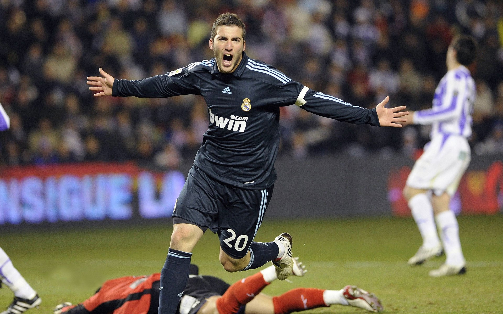 开云体育-英超争冠之夜，莱万持续制造杀伤，当锋线利刃刺穿冠军悬念